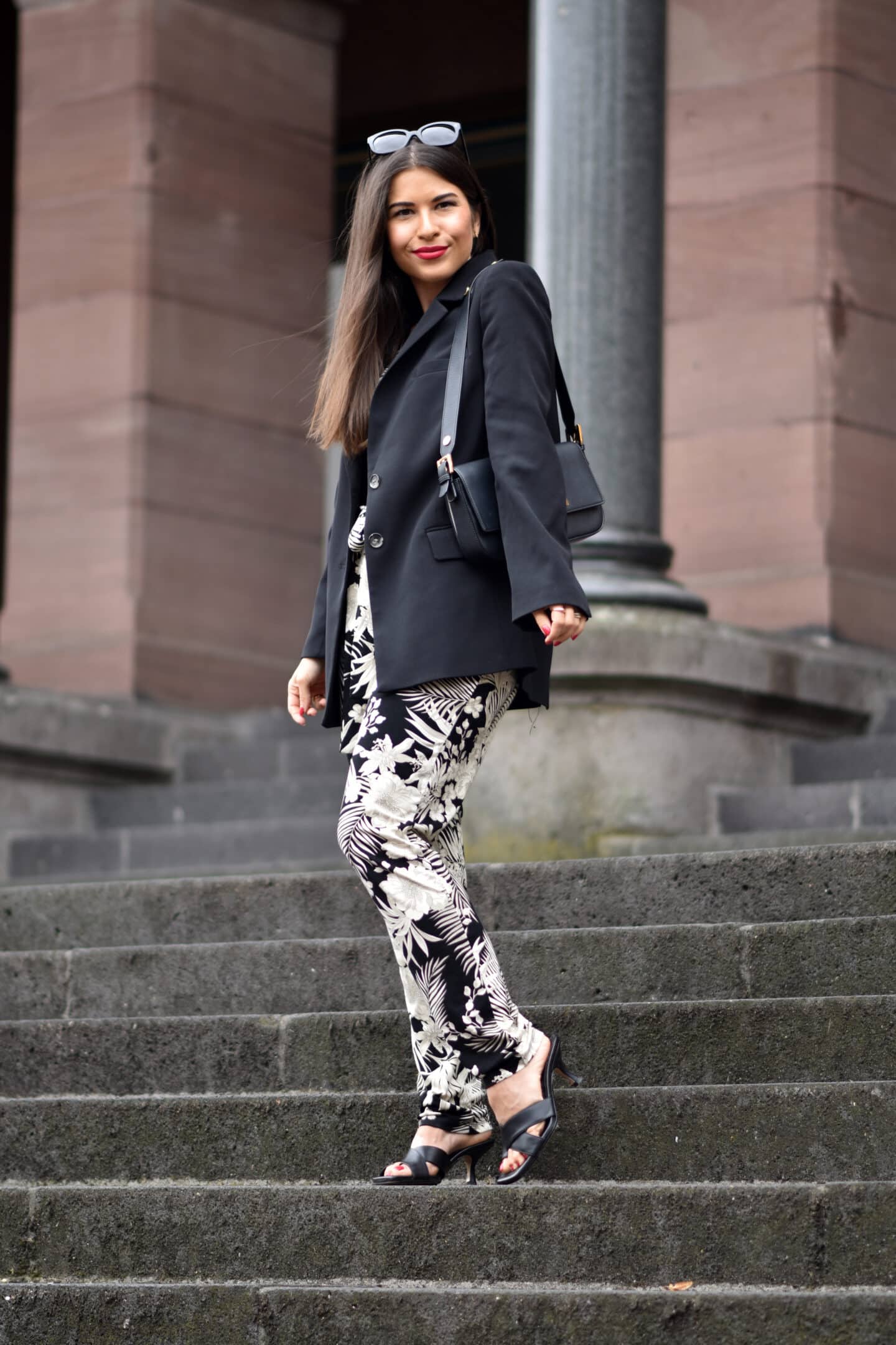 Overall mit Blumenmuster, Wollblazer und goldenen Details im Herbst