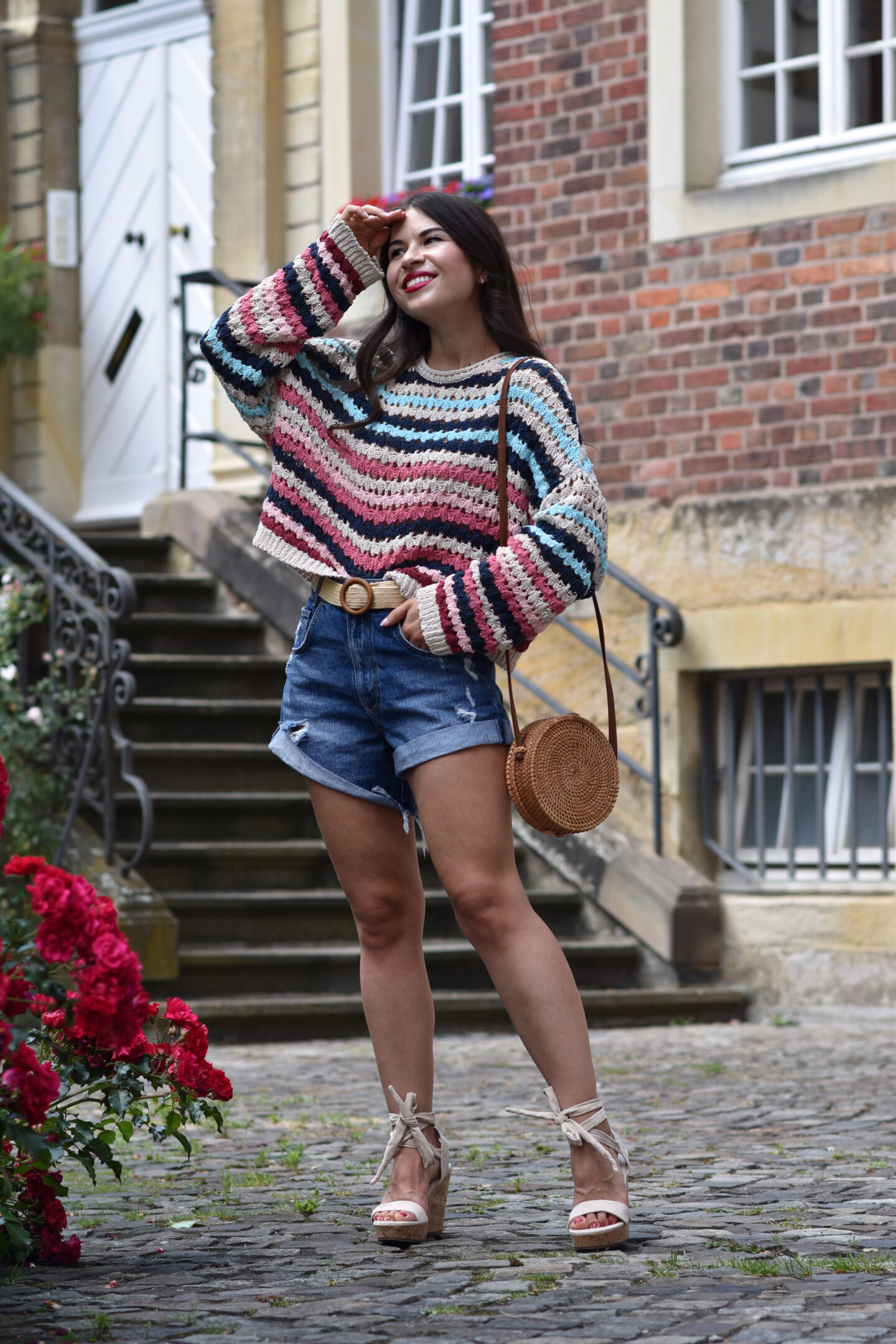 Grobstrick Pullover im Sommerlook mit Shorts & Wedges