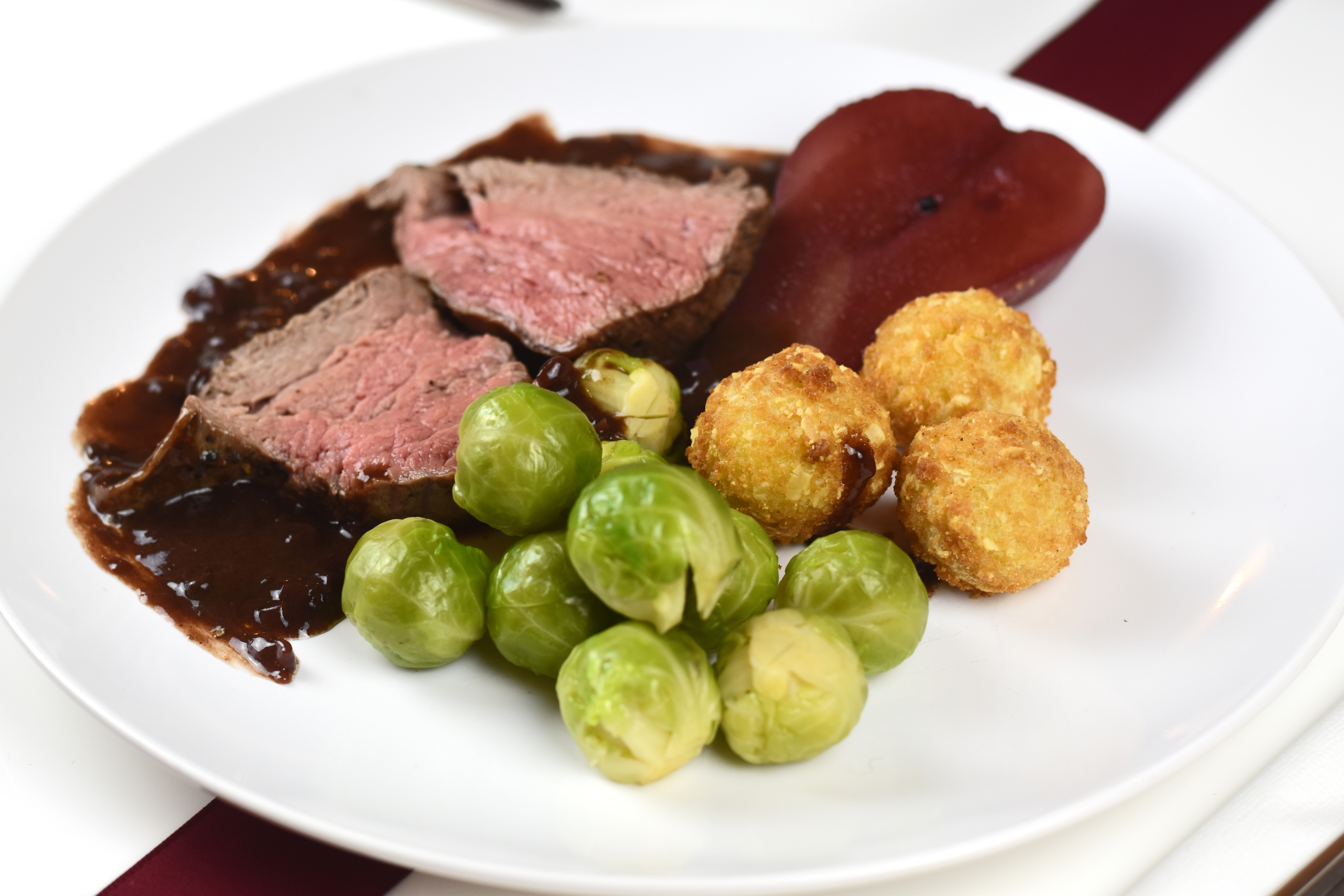 Rezept Rinderfilet mit Rotweinsauce und Rotweinbirne - amour de soi by ...