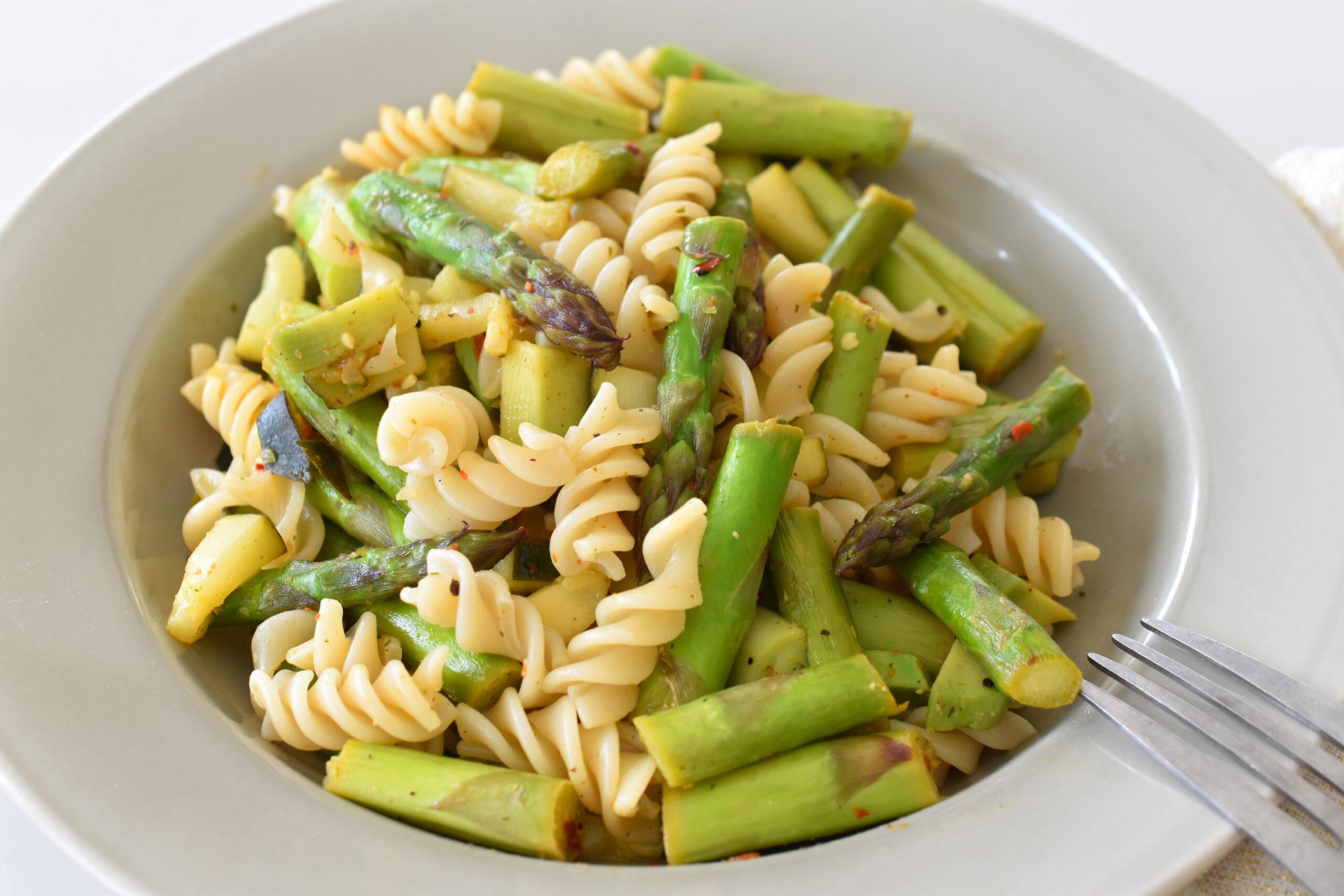 Avocadopesto mit Zucchini, grünem Spargel und Dinkelfusilli