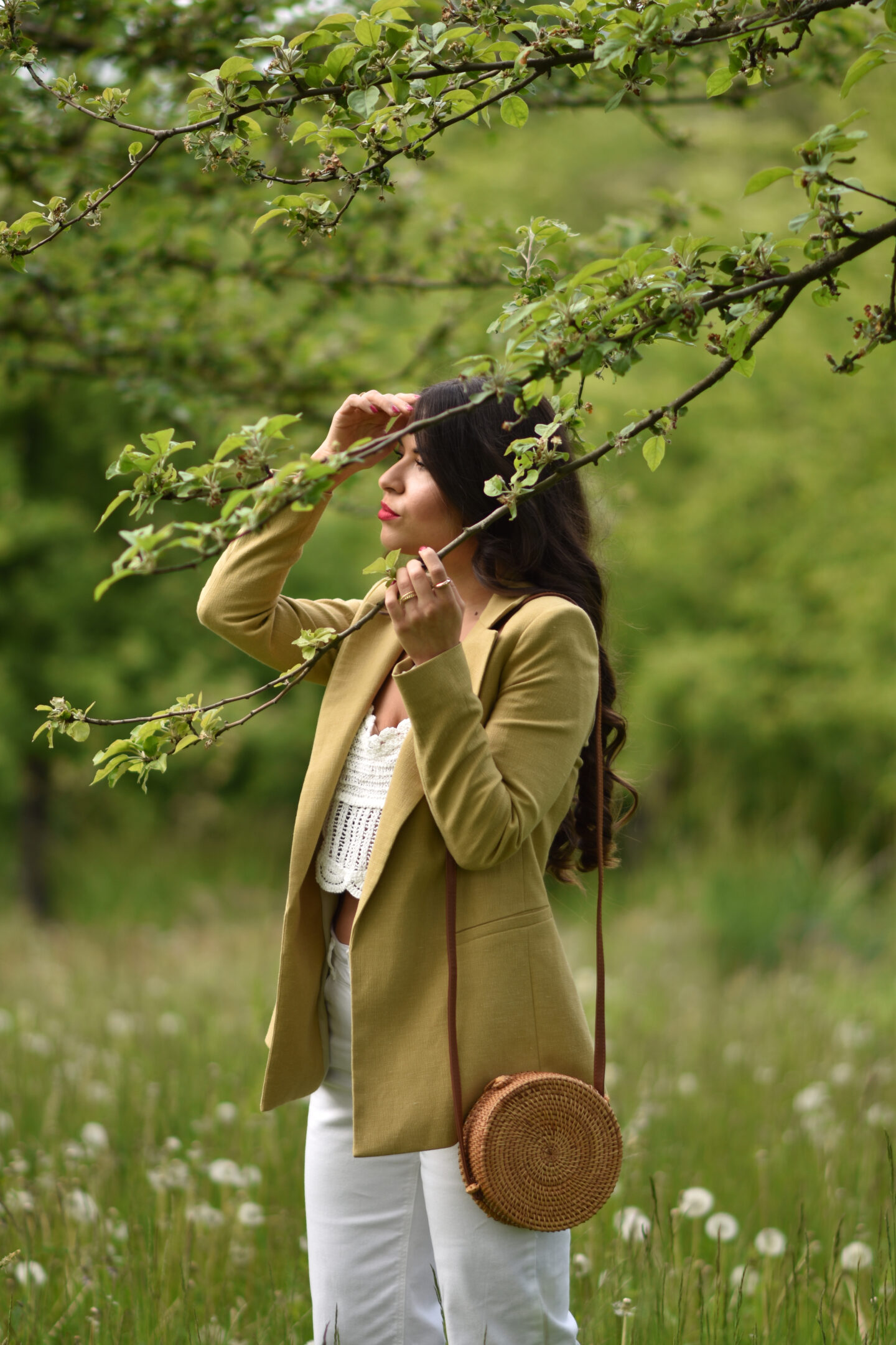 Romantischer Look mit Cropped Top, Leinenblazer und weißer Jeans