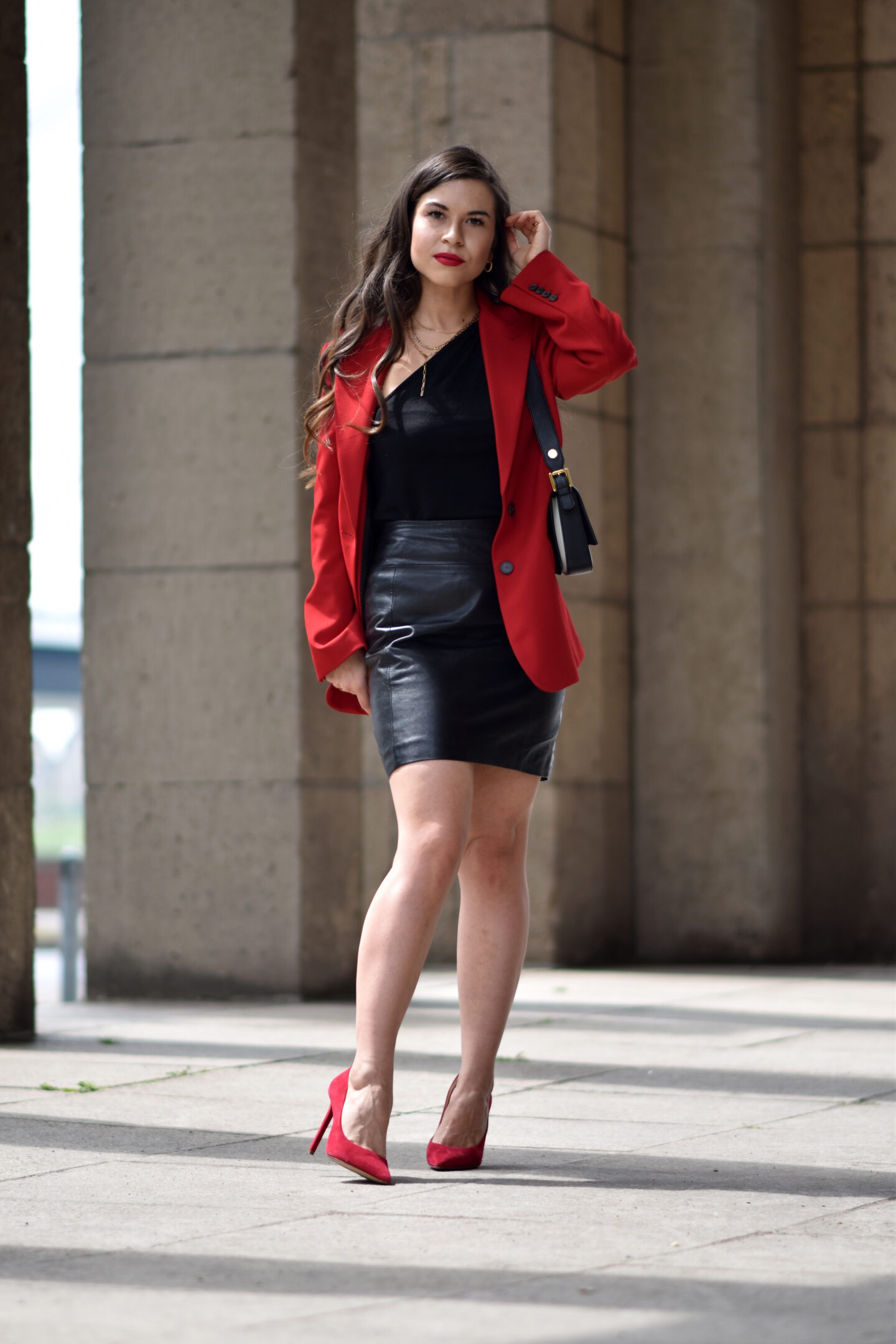 Eleganter Look mit rotem Blazer, Lederrock und roten Pumps