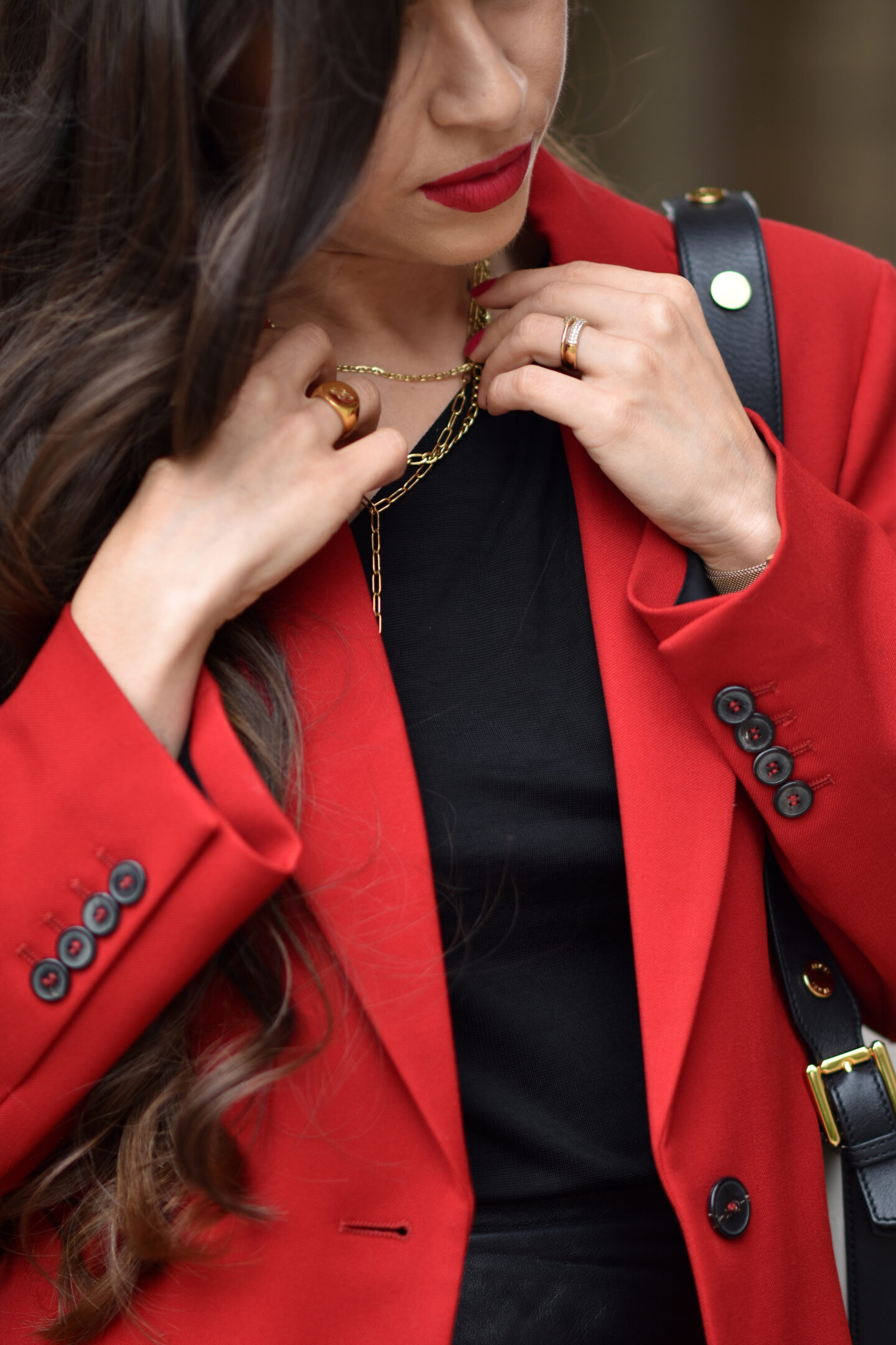 Details Eleganter Look mit rotem Blazer, Lederrock und roten Pumps