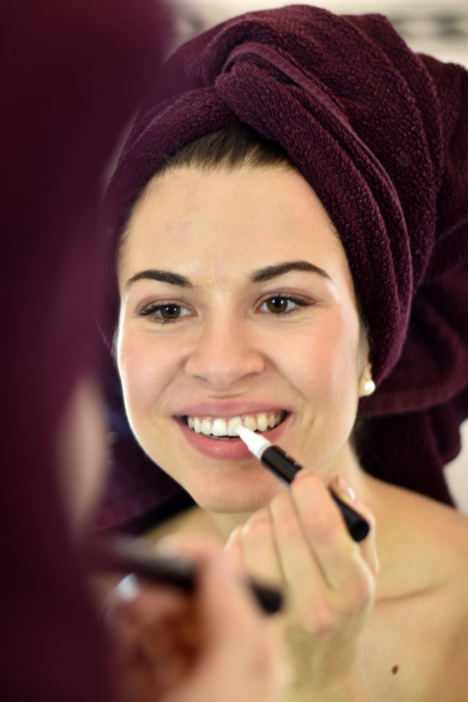 Auftrag des Smile Secret Stifts vor dem Phone Bleaching