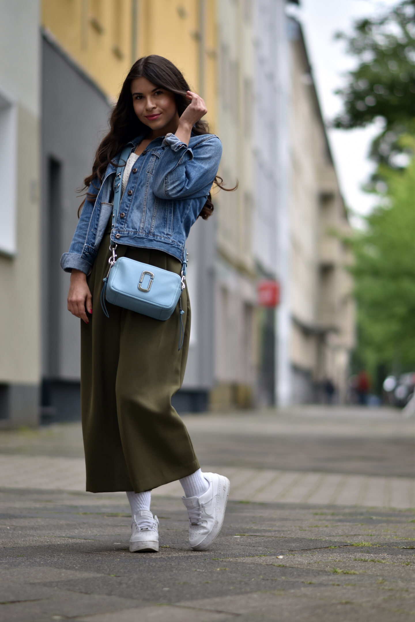 Streetstyle mit Jeansjacke, Culotte und Nike Air Force 1 Sneakern