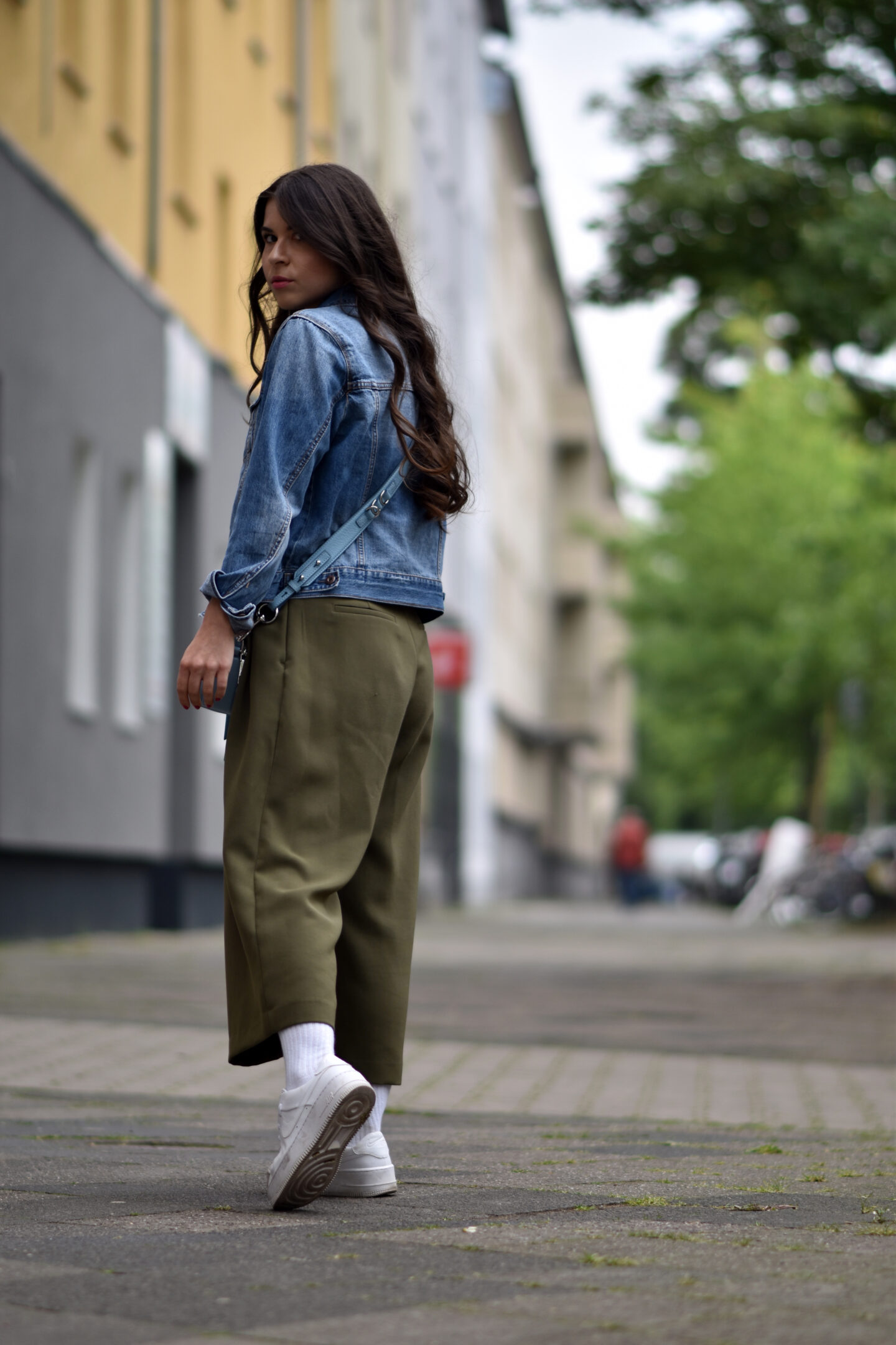 Streetstyle mit Jeansjacke und Nike Air Force 1 Sneakern