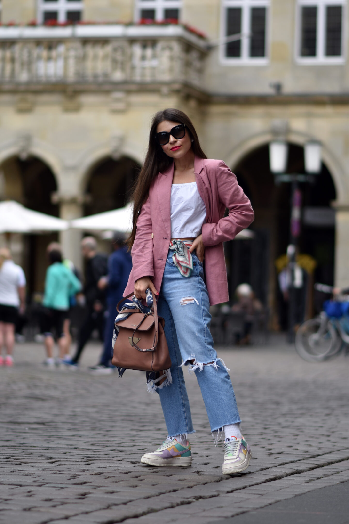 Nike Air Force 1 Shadow im Streetstyle mit rosa Blazer & Boyfriend Jeans