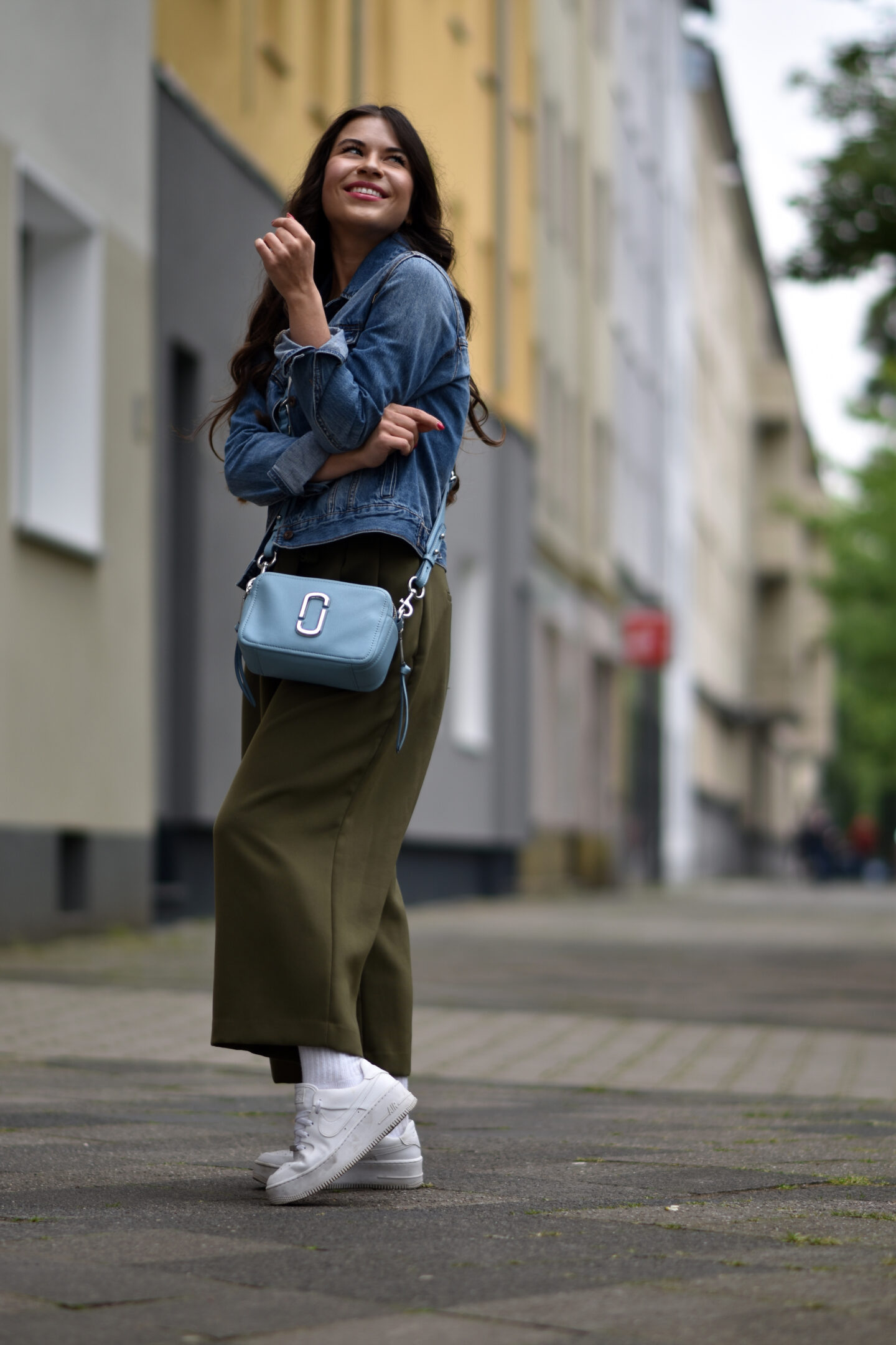 Streetstyle Culotte und Nike Air Force Sneakern