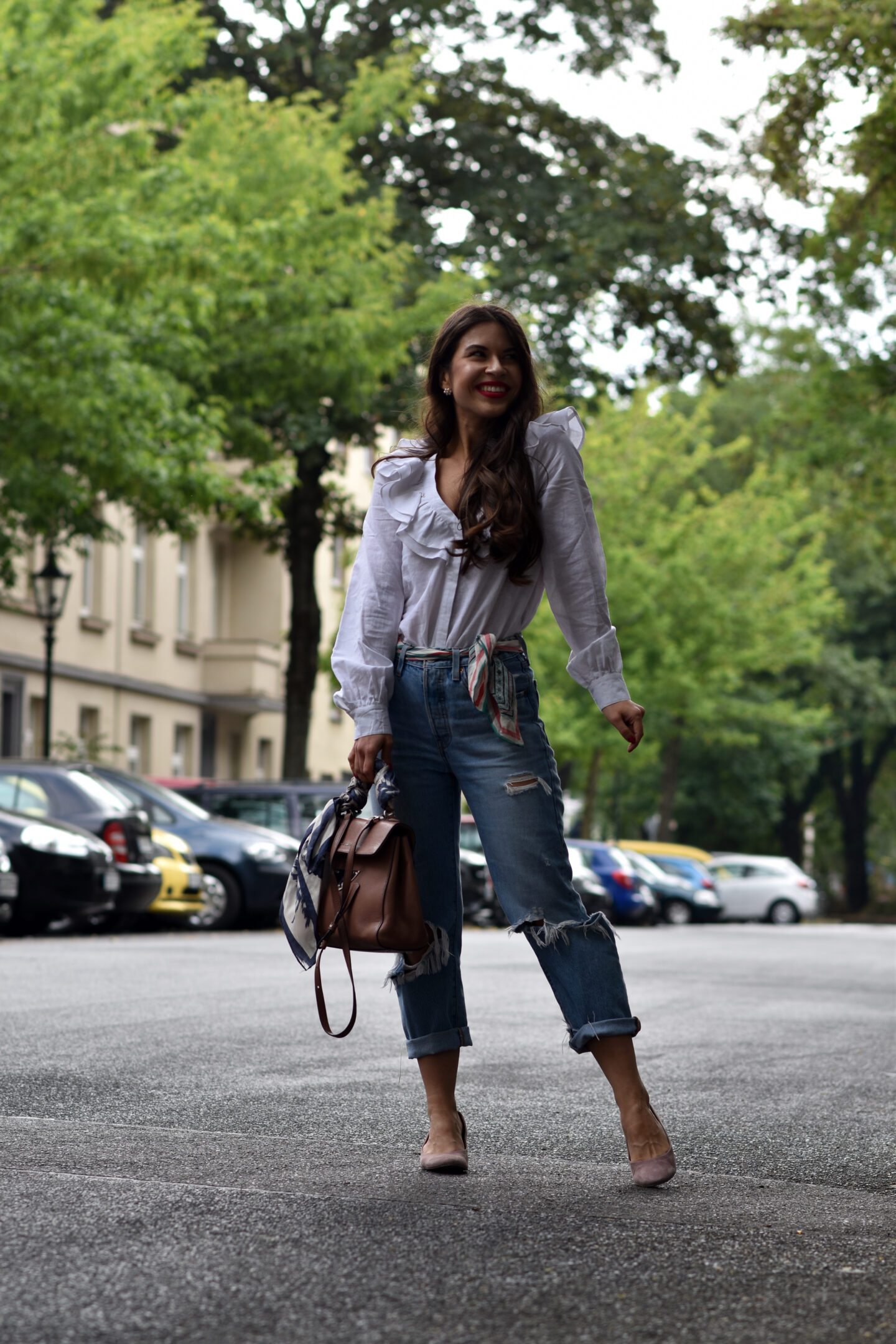 Verspielter Streetstyle mit Destroyed Jeans & Bluse mit Volants
