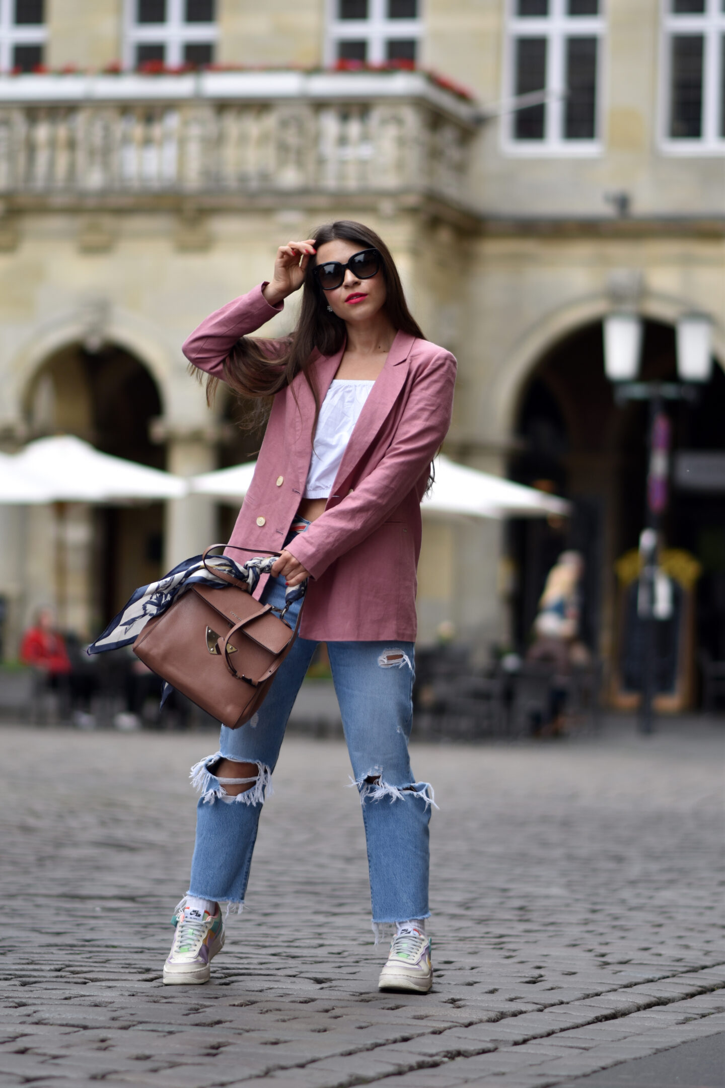 Nike Air Force 1 Shadow im Streetstyle mit rosa Blazer & Boyfriend Jeans