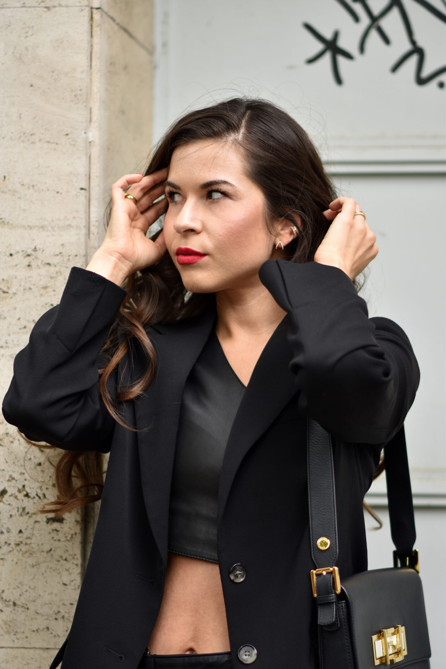 Lederlook im Streetstyle mit Wollblazer & goldenen Details