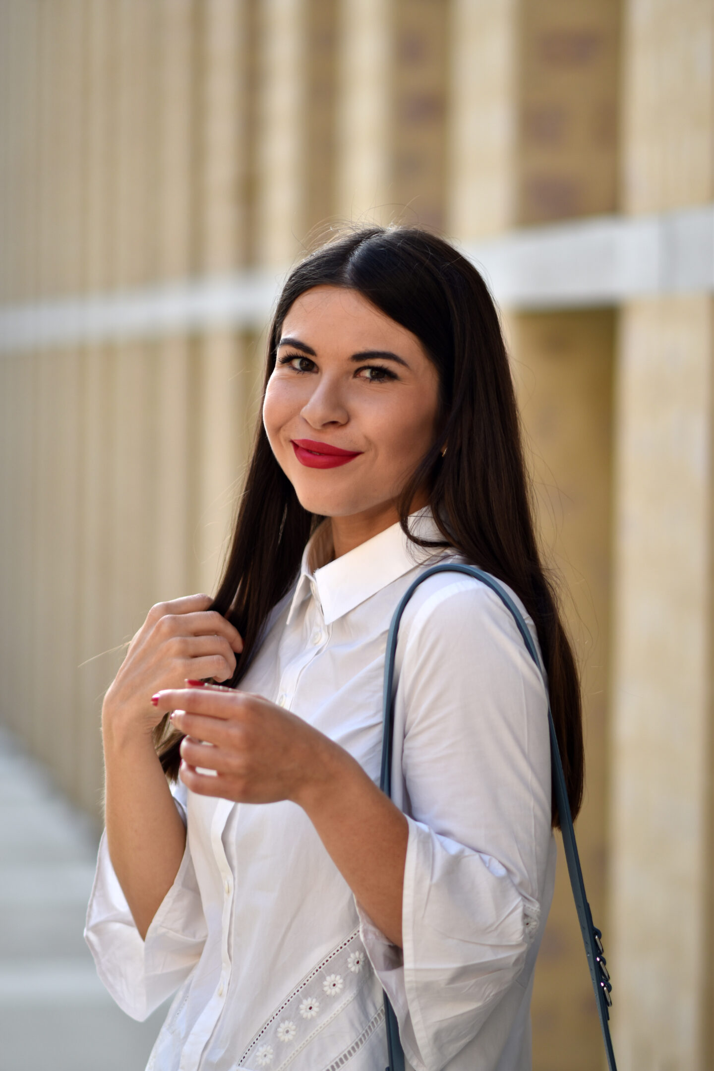 Das weiße Hemdblusenkleid mit blauen Details im Sommerlook