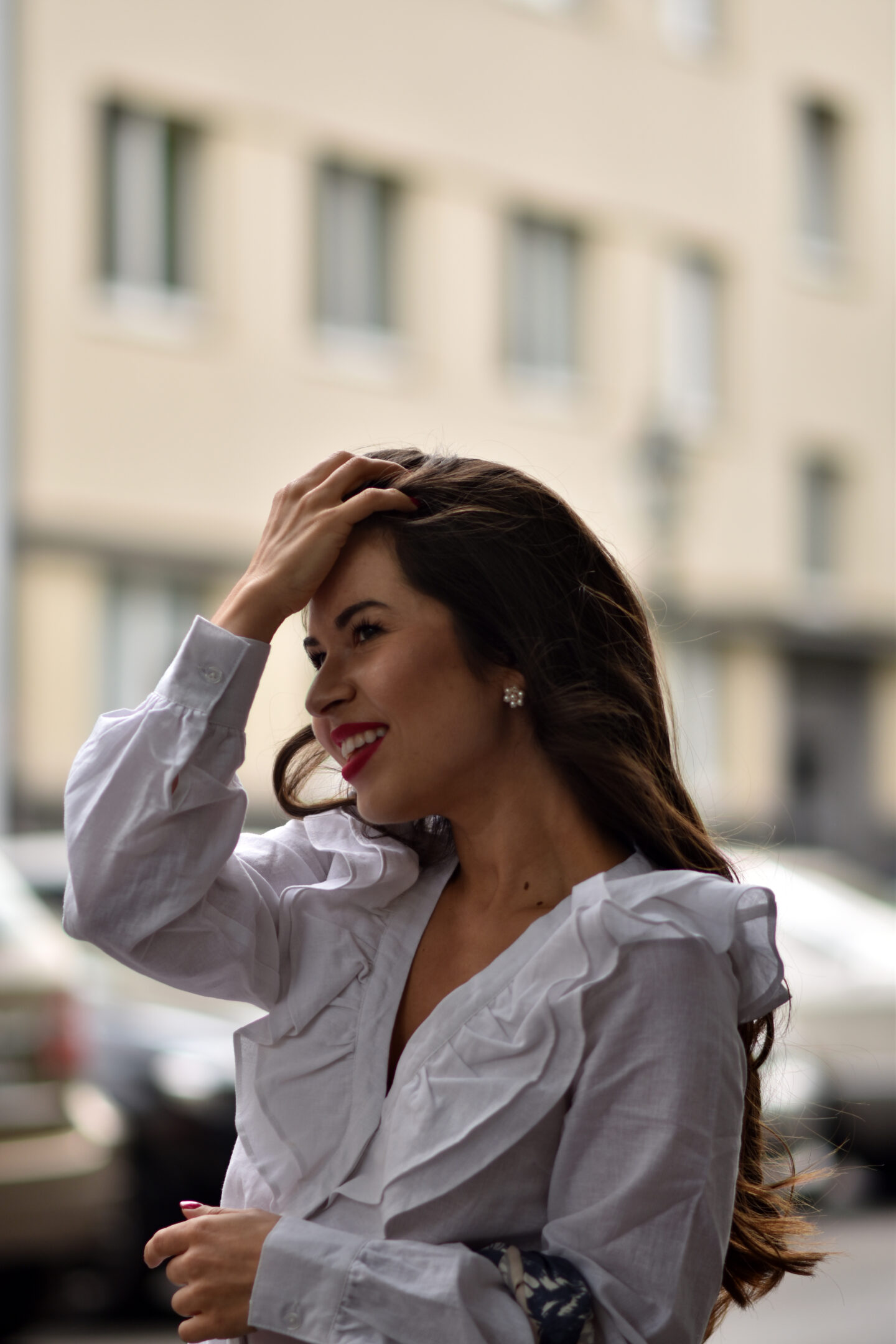 Verspielter Streetstyle mit Destroyed Jeans & Bluse mit Volants