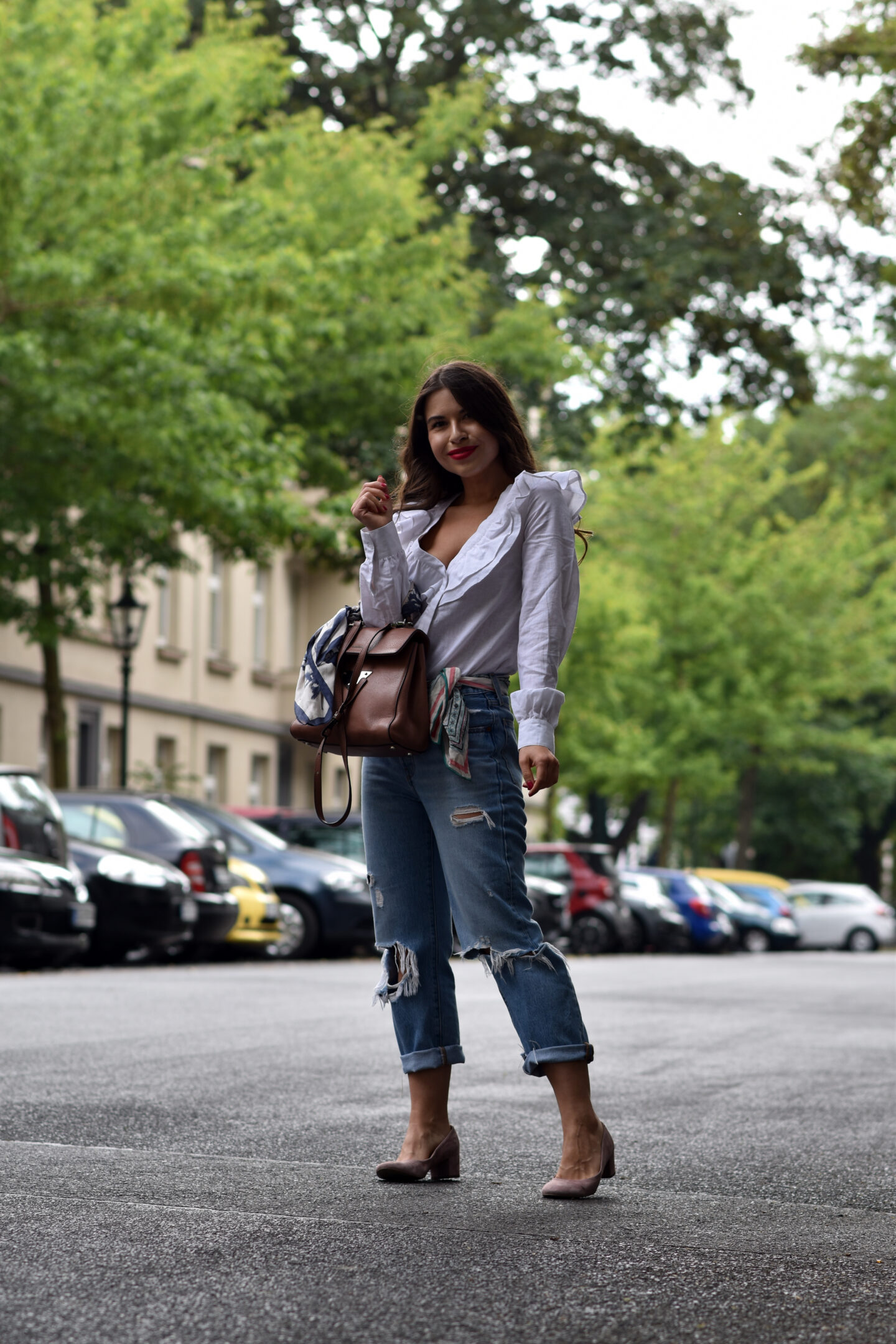 Verspielter Streetstyle mit Destroyed Jeans & Bluse mit Volants