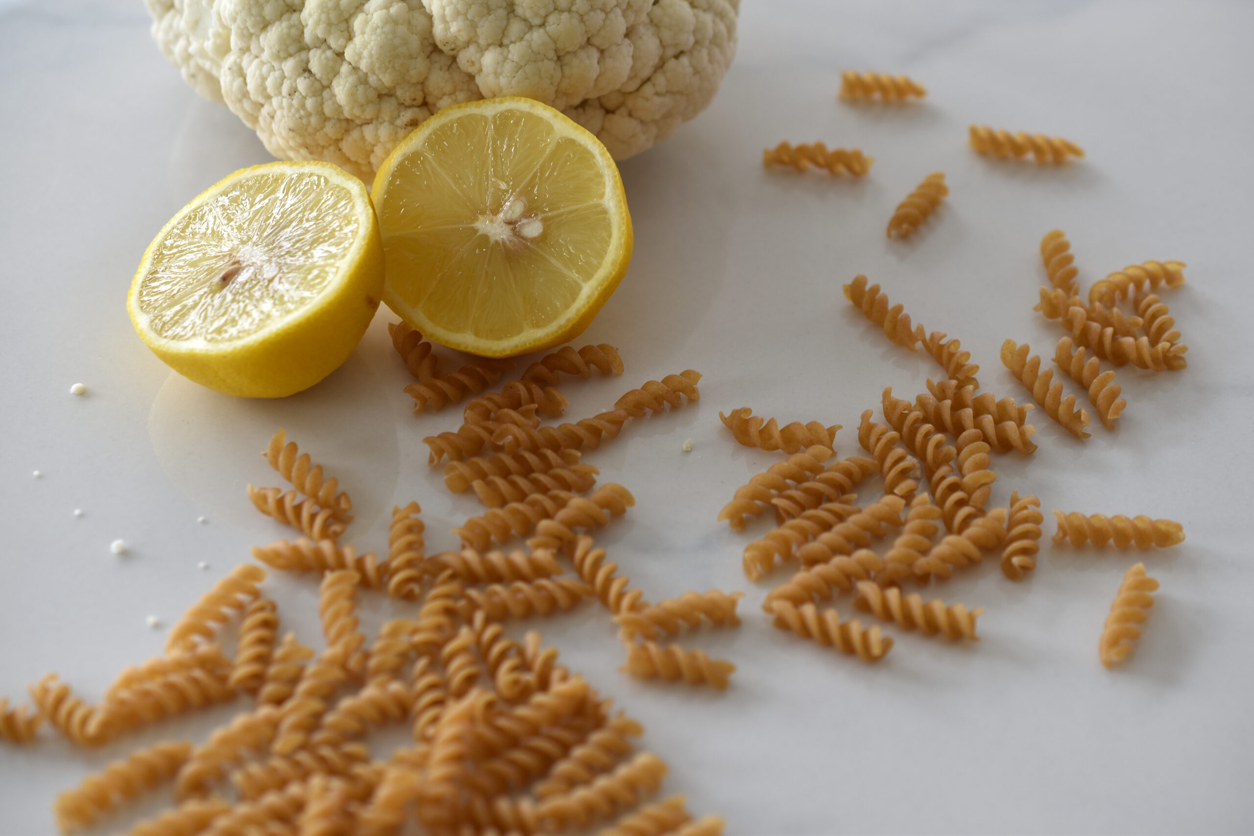 Zitronen-Pasta - ganz cremig mit Blumenkohl, Majoran & Chili