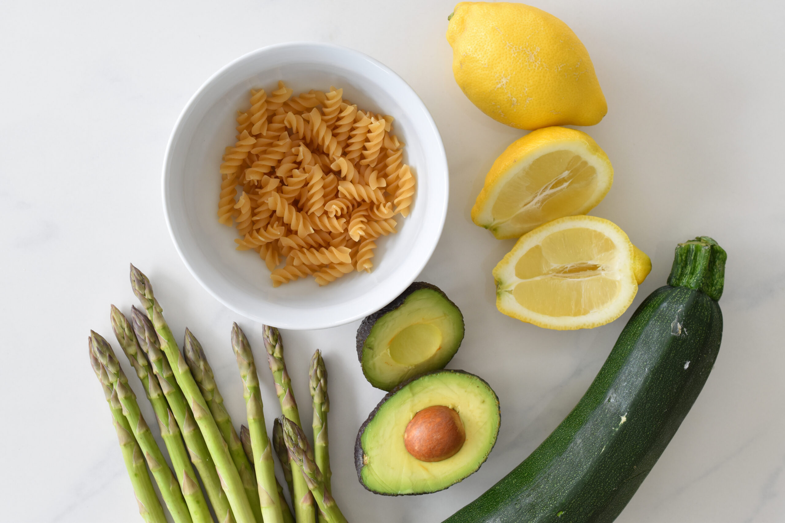 Zutaten Avocadopesto mit Zucchini, grünem Spargel und Dinkelfusilli