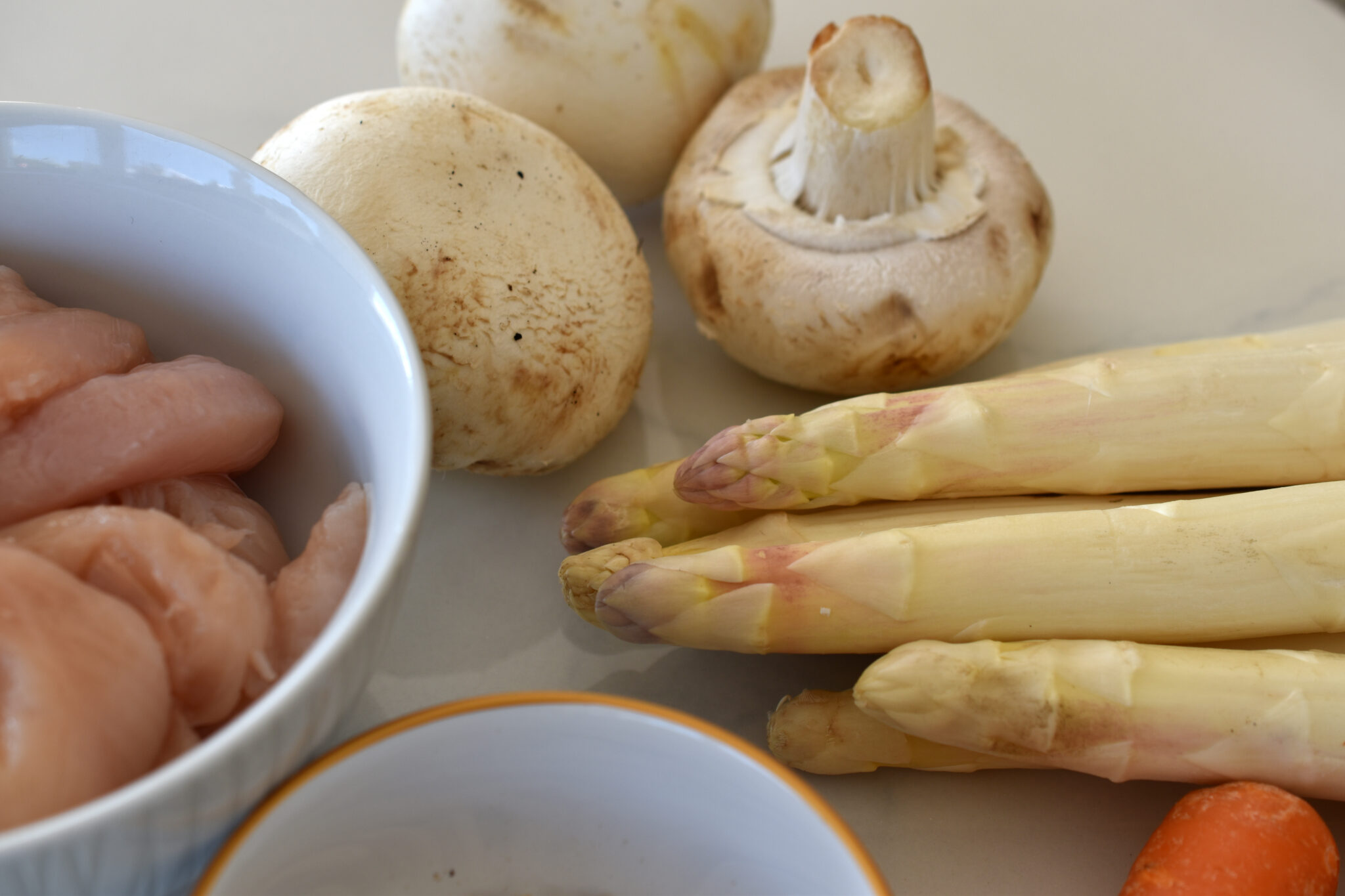 Leichtes Hühnerfrikassee mit Spargel, Karotten und Champignons Leichtes Hühnerfrikassee mit Spargel, Karotten und Champignons