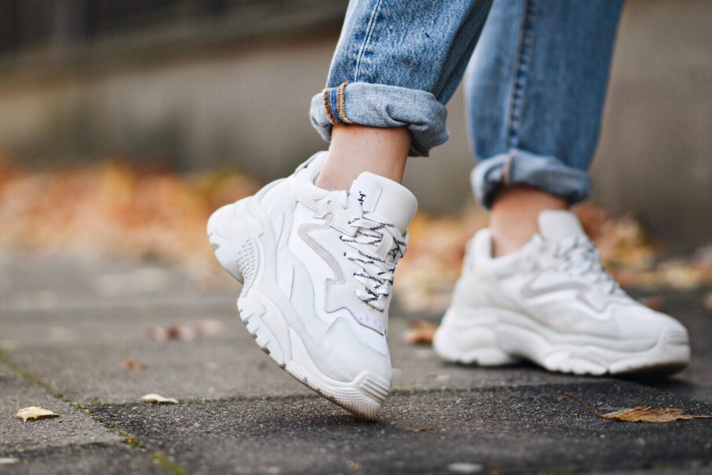 Outfit Ugly Dad Sneaker richtig stylen mit Blazer Jeans im Streetstyle